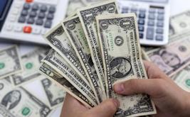 الدولار يقترب من أدنى مستوى أمام اليورو في ثلاثة أشهر