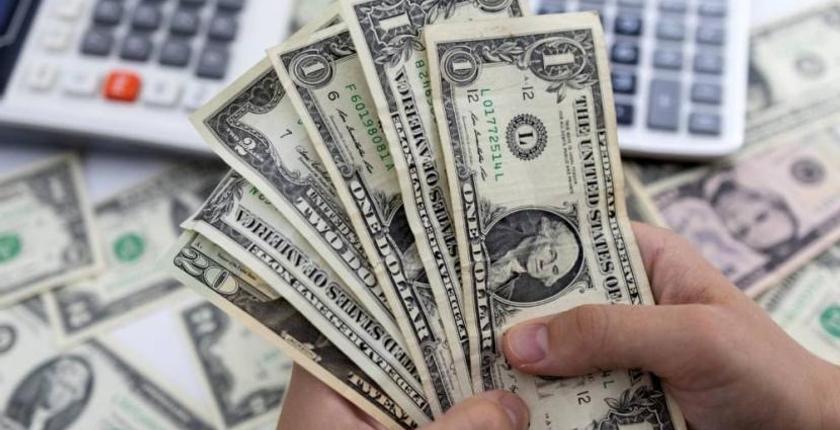 الدولار يقترب من أدنى مستوى أمام اليورو في ثلاثة أشهر