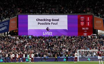 الدوري الإنجليزي يوسع صلاحيات تقنية «VAR»