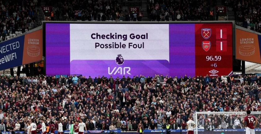 الدوري الإنجليزي يوسع صلاحيات تقنية «VAR»