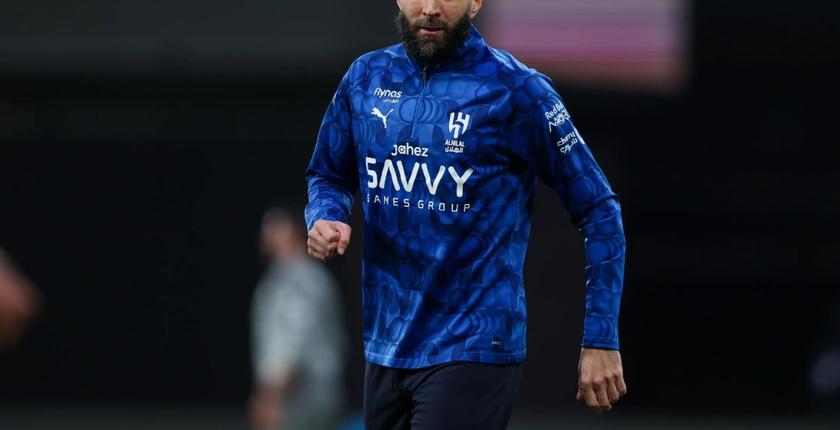 كريم بنزيما يحسم مستقبله مع الهلال