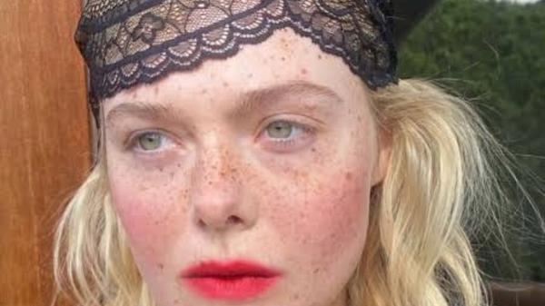 Le foulard en crochet s’impose comme l’accessoire mode de la rentrée