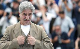 Charles de Gaulle qualifié de « héros controversé » par Allociné : la formule qui fait polémique