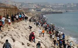 المفوضية الأوروبية: هجوم إلكتروني مضلل استهدف المغرب لدفع الشباب نحو سبتة