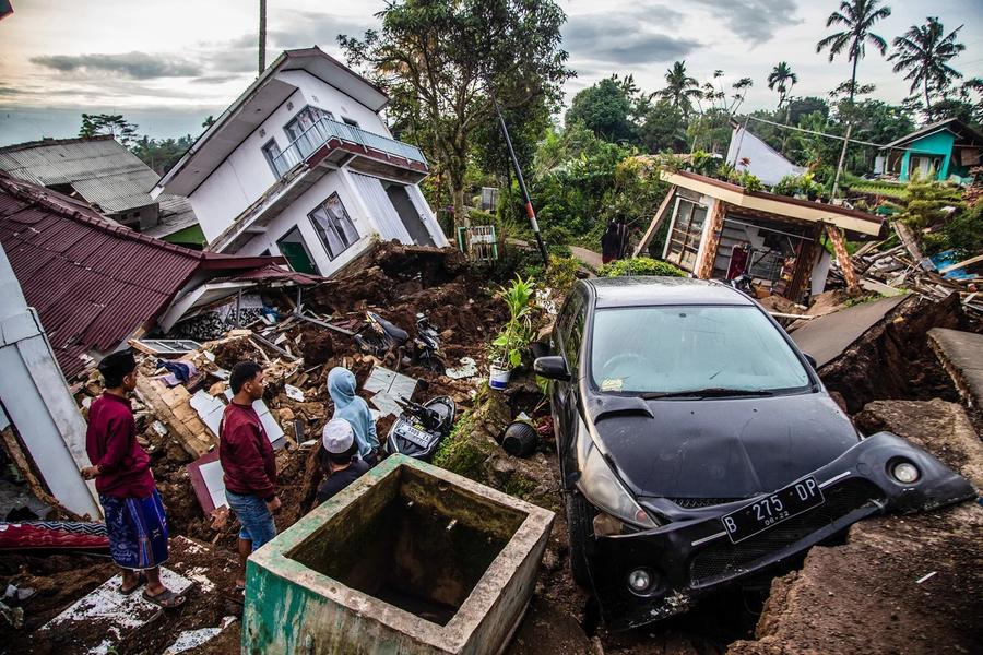 印度尼西亚：弗洛雷斯地震造成100人死亡，超过18万人被迫迁移