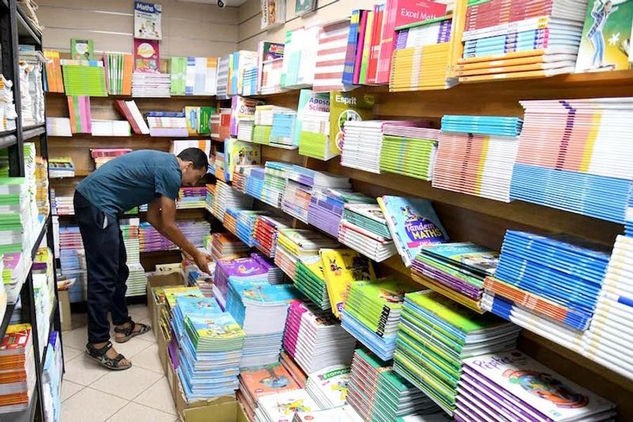 الكتبيون يراسلون الداخلية لإنهاء فوضى بيع الكتاب المدرسي