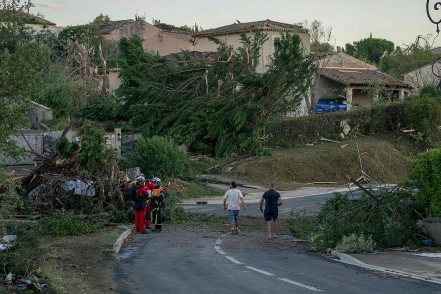 צרפת: טורנדו אלים פצע כארבעים אנשים והחריב 300 בתים באוד