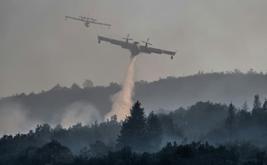 Grécia despliega aviões de combate a incêndios enquanto incêndios florestais ameaçam áreas próximas a Atenas
