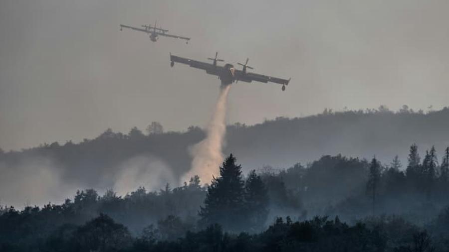 希腊在野火威胁雅典附近地区时部署水上灭火飞机