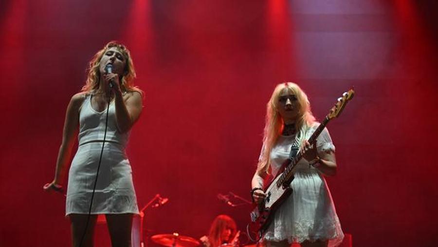 Rock en Seine：Lambrini Girls的政治挑衅在Instagram上重现