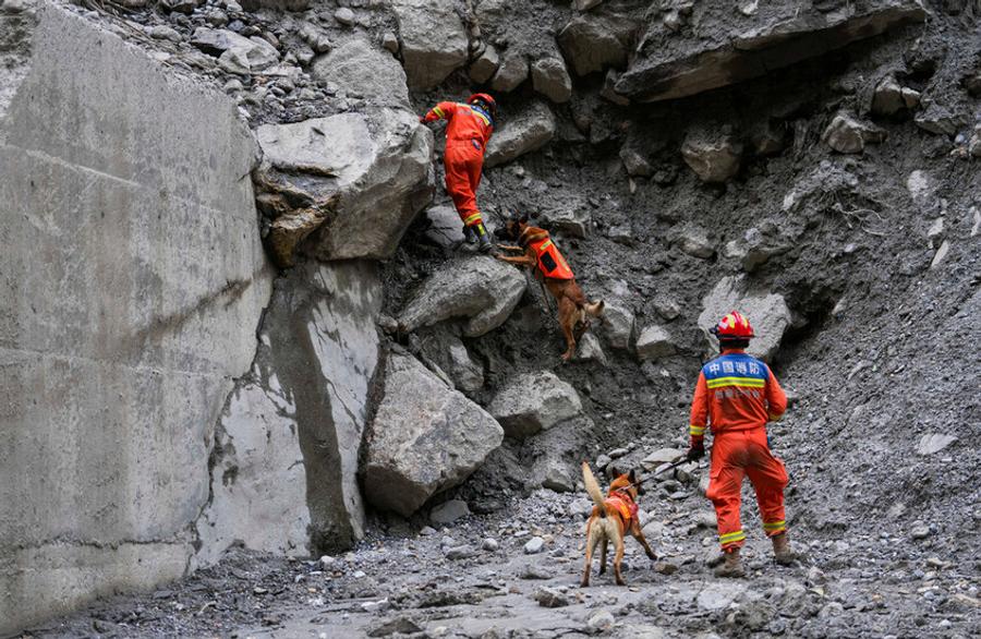 Nepal resgata mais de 323 cidadãos estrangeiros após enchentes devastadoras