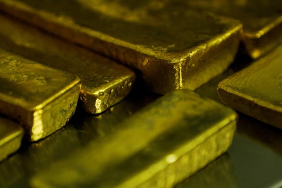 Gold Prices Fall to Two-Week Low Under Fed Pressure