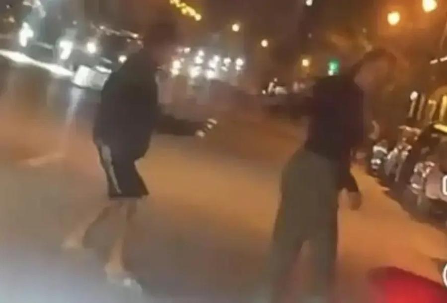 أمن طنجة يوقف قاصرا ظهر في فيديو يعتدي على فتاة بمادة خطيرة
