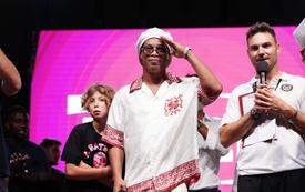 Ronaldinho, 46 yaşında futbol sahalarına geri dönüyor ve kariyerindeki 300. golüne odaklanıyor