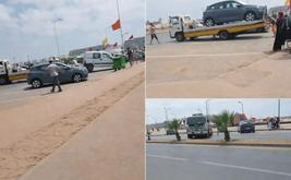 شاطئ سلا..جر سيارات المصطافين يثير الجدل وسط غموض حول قانونية الركن