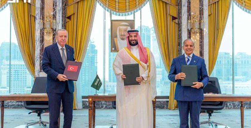 Trump welcomes Saudi Arabia, Turkey and Pakistan defense pact as Middle East strengthens security ties