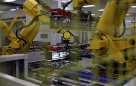 El crecimiento industrial de China se desacelera debido al débil consumo que afecta la recuperación económica