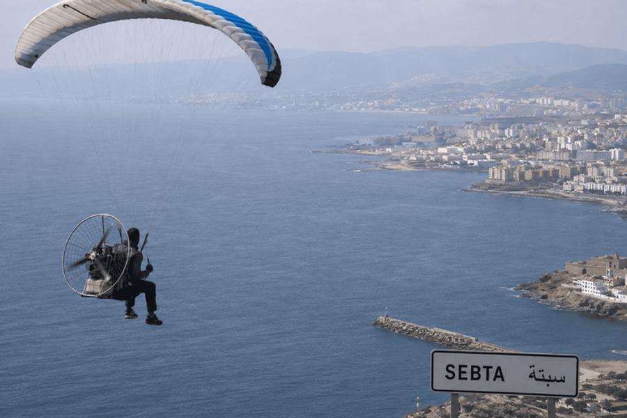 Un migrant meurt après une tentative de traversée en parapente vers Sebta