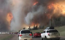 Colombie-Britannique : plus de 20 000 personnes évacuées face à un vaste incendie de forêt