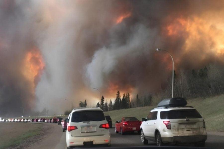 Colombie-Britannique : plus de 20 000 personnes évacuées face à un vaste incendie de forêt