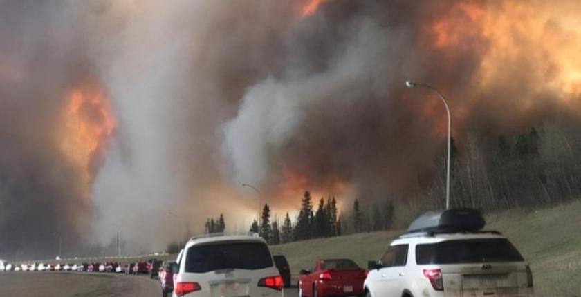 Colombie-Britannique : plus de 20 000 personnes évacuées face à un vaste incendie de forêt