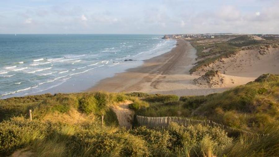 Pas-de-Calais: Coastal dune fires force evacuation of a campsite housing up to 2,000 people
