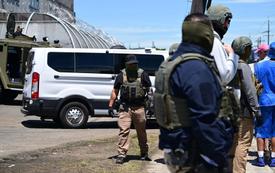 La agencia de inmigración de EE. UU. planea equipar a los oficiales con guantes eléctricos