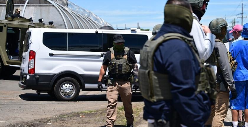 Agência de imigração dos EUA planeja equipar agentes com luvas de choque elétrico