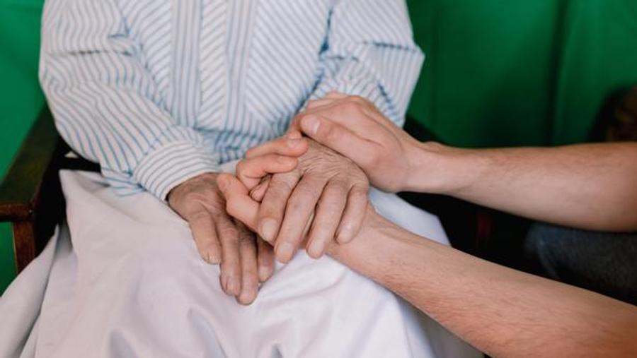 Coppia in Hérault perde oltre 100.000 € mentre i caregiver affrontano processo
