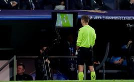 La UEFA busca limitar la intervención del VAR mientras aumentan las tensiones con la FIFA