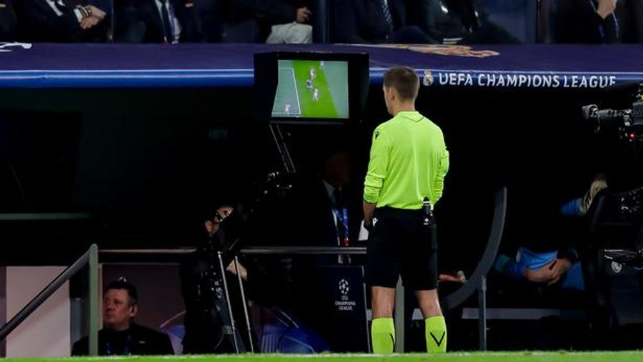 欧足联采取措施限制VAR干预，FIFA紧张关系加剧
