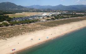 Incêndio destrói restaurante de praia em Ajaccio enquanto polícia investiga ataque organizado
