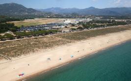 Incêndio destrói restaurante de praia em Ajaccio enquanto polícia investiga ataque organizado