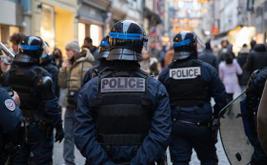 IGPN investiga colisão em Rennes envolvendo motociclista de 22 anos e van da CRS