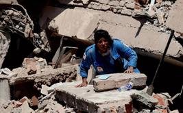 Colombia earthquake leaves hundreds trapped as death toll rises