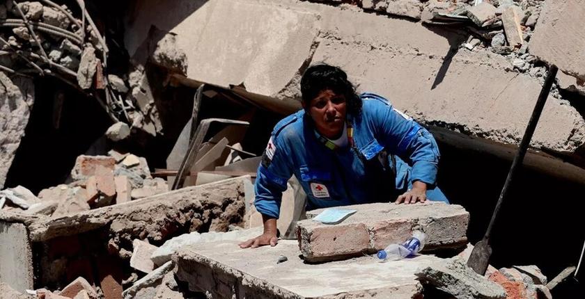 Colombia earthquake leaves hundreds trapped as death toll rises