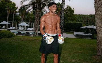 Achraf Hakimi s’affiche avec des gants de boxe et interpelle Ibai Llanos