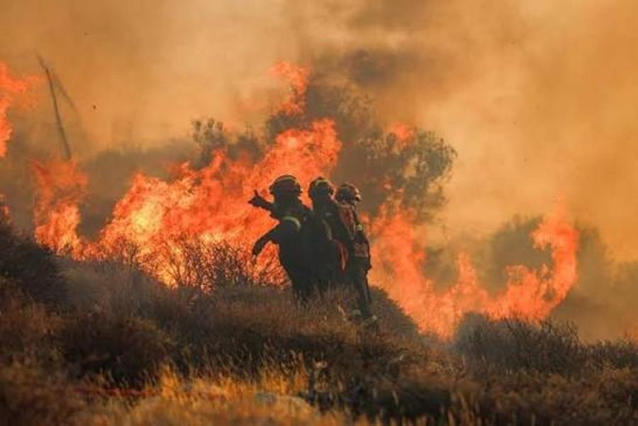 تسجيل أول وفاة في حرائق غابات كندا وإجلاء 20 ألف شخص