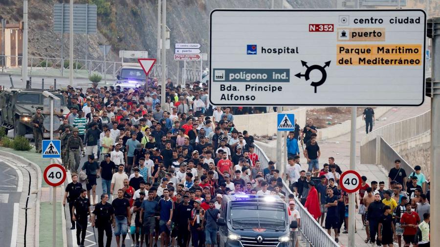 إسبانيا ترفع عدد العابرين إلى سبتة إلى 80 ألفا