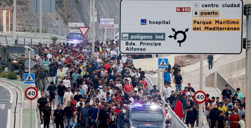 إسبانيا ترفع عدد العابرين إلى سبتة إلى 80 ألفا