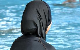 منع البوركيني في مسابح خاصة يشعل الجدل من جديد