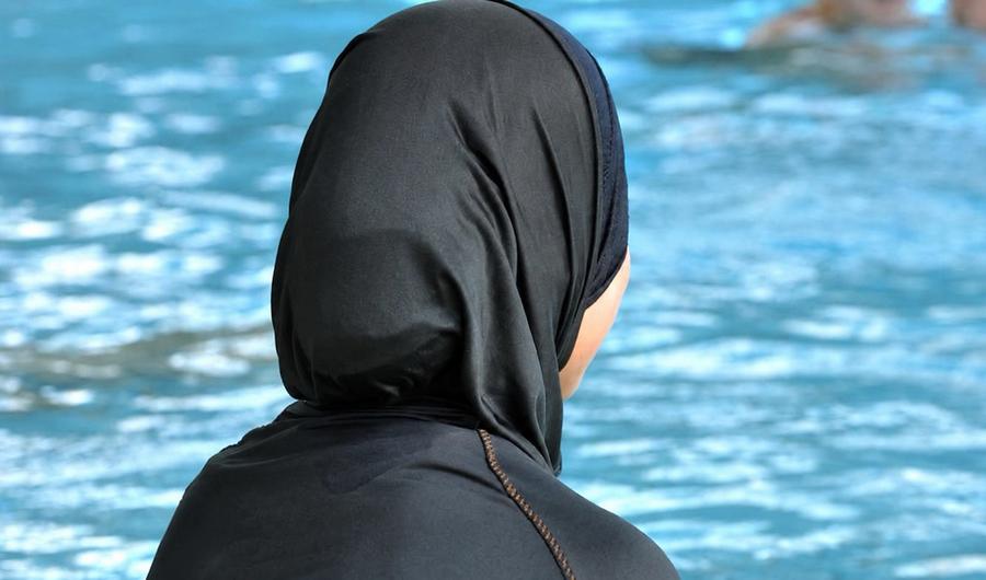 منع البوركيني في مسابح خاصة يشعل الجدل من جديد