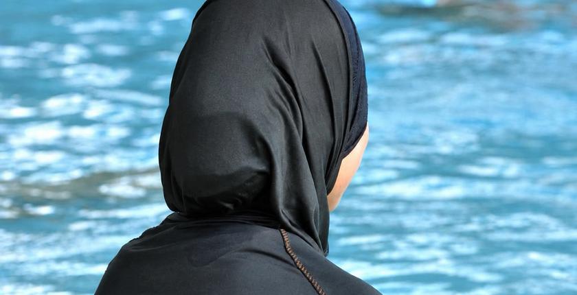 منع البوركيني في مسابح خاصة يشعل الجدل من جديد
