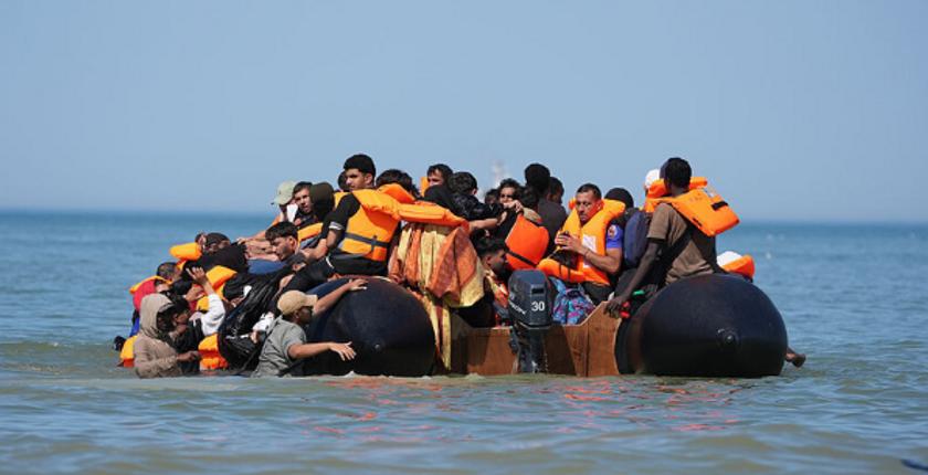 Britanya, tek bir botla en büyük Kanal geçişini 230 göçmenle kaydetti