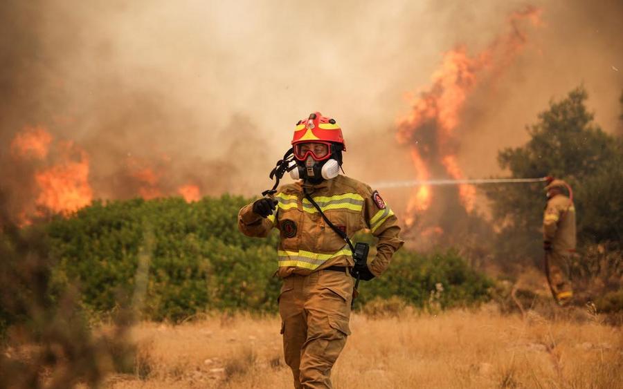 Grèce : un nouvel incendie de forêt circonscrit au sud-est d’Athènes