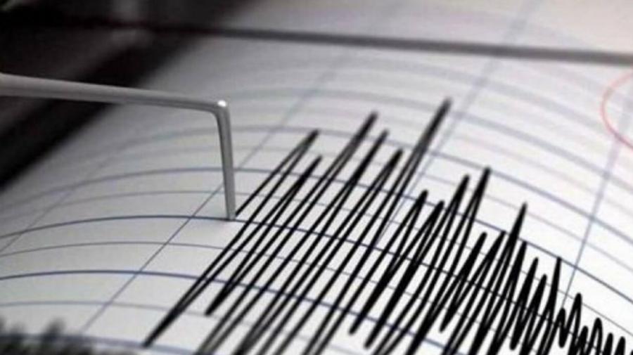 强烈的7.7级地震袭击印度尼西亚，发布海啸警报