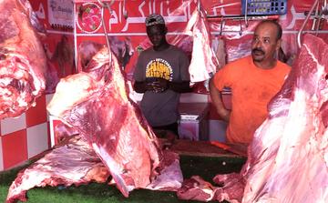 Nouakchott : Hassan Aghbadou, le boucher marocain qui séduit les clients par son savoir-faire