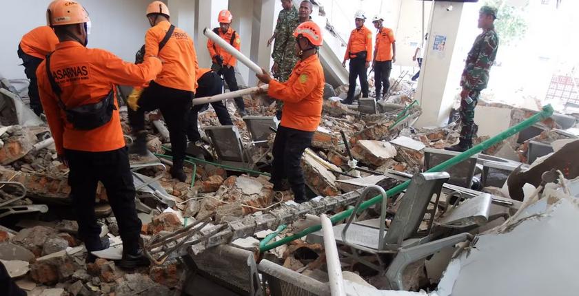 Indonésie : un séisme de magnitude 7,7 fait au moins 20 morts et déclenche une alerte au tsunami