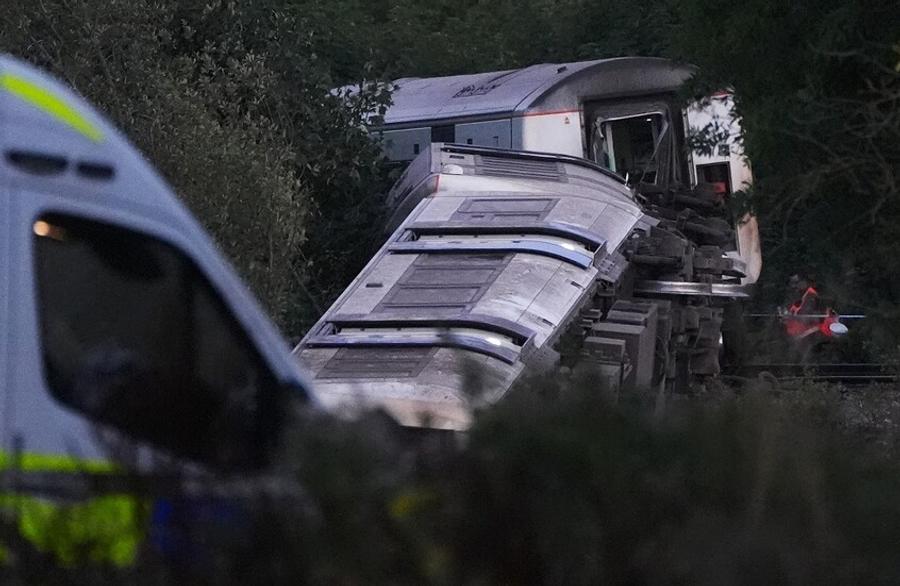 Güney Britanya'da tren raydan çıktı, 20 kişi yaralandı