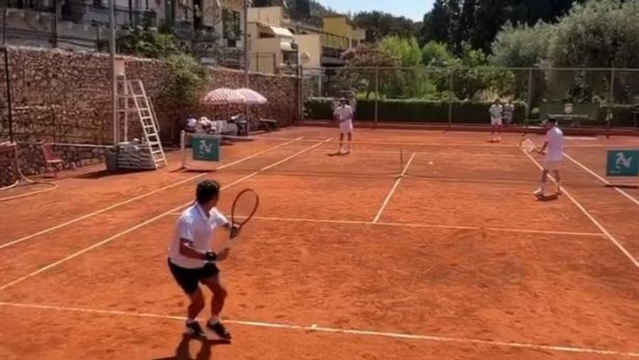 Roger Federer affronta Bernard Arnault in una partita di tennis in Sicilia